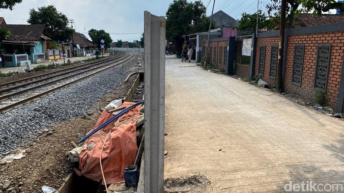 Penampakan pembangunan rek kereta ganda di Cicalengka, Kabupaten Bandung.