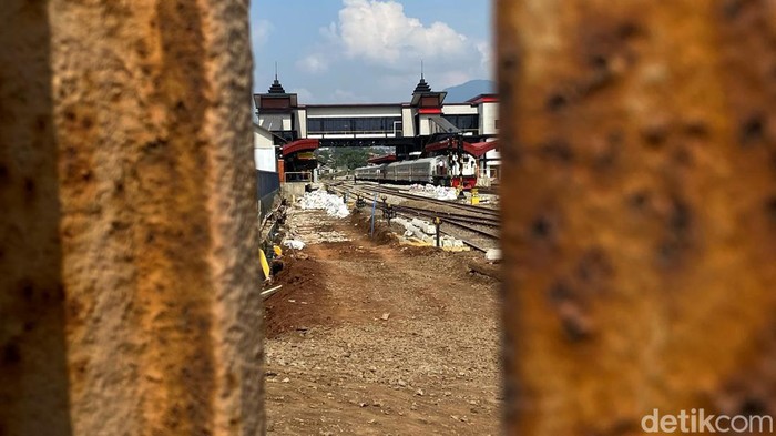Penampakan pembangunan rek kereta ganda di Cicalengka, Kabupaten Bandung.