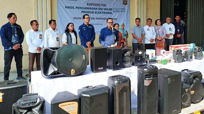 Penampakan Speaker China Dilarang Beredar, Total 25 Ribu Unit! BSKJI Kemenperin mengamankan sebanyak 25.257 unit speaker aktif asal China. Puluhan ribu speaker itu ditahan sementara karena tidak memiliki SPPT-SNI.