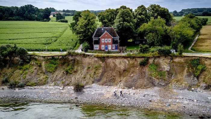 Penampakan Villa Terbengkalai di Jerman Karena Terancam Longsor An abandoned house stands near the eroding bank of Brodten near Travemuende at the Baltic Sea, Germany, Thursday, July 18, 2024. The house that hosted young people during vacations was closed down due to safety reasons. (AP Photo/Michael Probst)