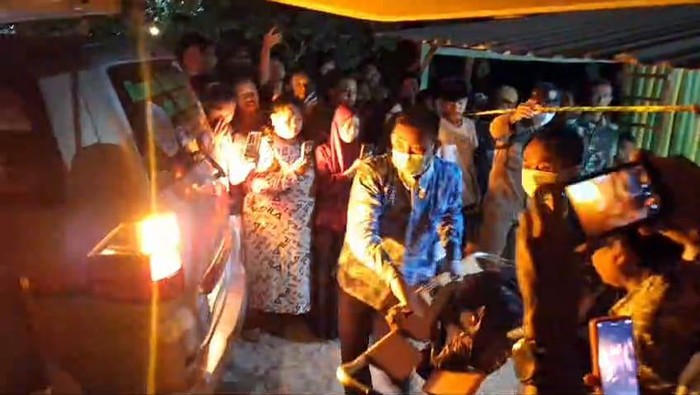 Polisi melakukan olah TKP di warung lokasi ditemukan dua mayat di Lamongan