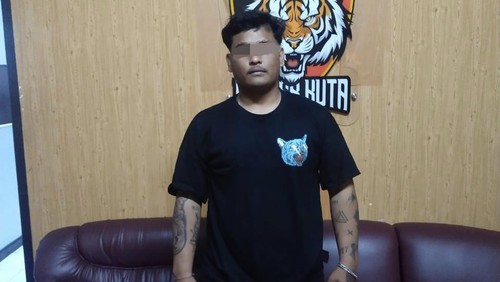 Gusti Kadek Eka Putra yang menganiaya petugas Bakamda Kuta, IMU, di Polsek Kuta, Kamis (18/7/2024) sore.