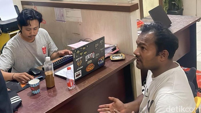 Pengungsi Rohingya bernama Mohammad Amin (kanan) saat diperiksa di Mapolrestabes Makassar.