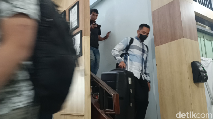 Penyidik KPK meninggalkan kantor Dinas Pendidikan Semarang, Jumat (19/7/2024).