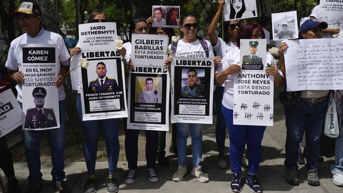 Peringati Hari Nelson Mandala, Warga Venezuela Kumpul di Luar Kementerian Publik Dalam memperingati Hari Internasional Nelson Mandala, sejumlah orang berkumpul di luar Kementerian Publik di Caracas, Venezuela. Ini foto-fotonya.