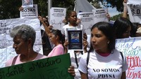 Sejumlah orang berkumpul di luar Kementerian Publik dalam memperingati Hari Internasional Nelson Mandala, Caracas, Venezuela, Kamis (18/7/2024). Setiap tanggal 18 Juli memperingati Hari Internasional Nelson Mandela (Nelson Mandela International Day).
