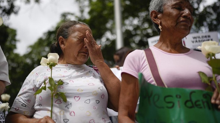 Dalam memperingati Hari Internasional Nelson Mandala, sejumlah orang berkumpul di luar Kementerian Publik di Caracas, Venezuela. Ini foto-fotonya.