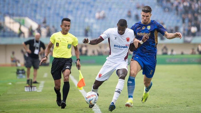 Persib Bandung membuka kiprah di Piala Presiden 2024 dengan mengalahkan PSM Makassar. Maung Bandung menang 2-0. Piala Presiden 2024 dibukan dengan duel Persib Bandung vs PSM Makassar di Stadion Si Jalak Harupat, Bandung, Jumat (19/7).