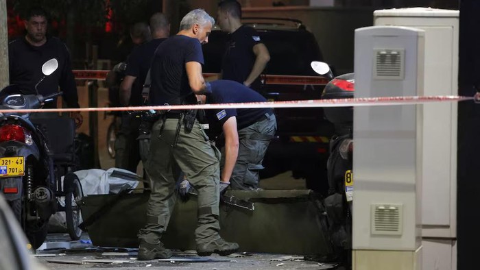 Emergency personnel inspect debris at the site of an explosion, amid the Israel-Hamas conflict in Tel Aviv, Israel July 19, 2024. REUTERS/Ricardo Moraes Purchase Licensing Rights