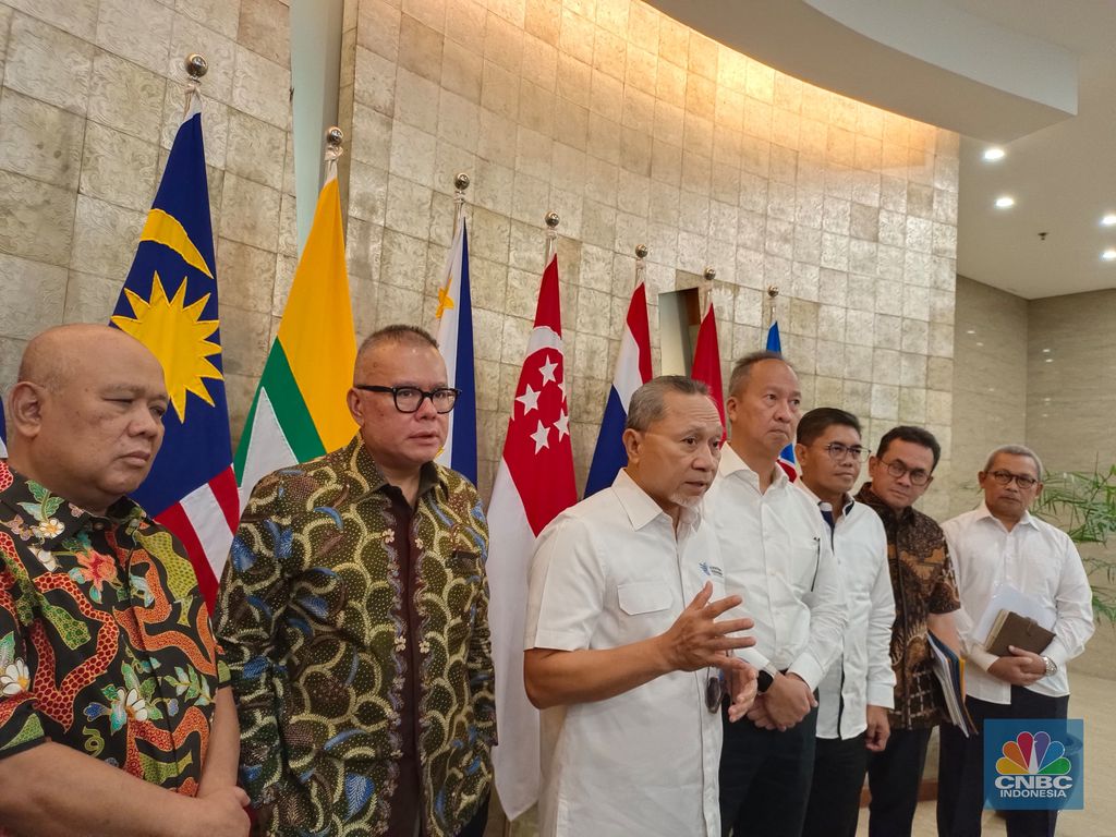 Menteri Perdagangan (Mendag) Zulkifli Hasan dan Menteri Perindustrian (Menperin) bersama jajarannya saat ditemui wartawan di Kantor Kemendag, Jumat (19/7/2024)