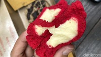 Cookiesnya tebal dan teskturnya cakey, sedikit padat dan lembut ketika dimakan. Ukurannuya pun terbilang besar. Foto: detikcom/Riska Fitria