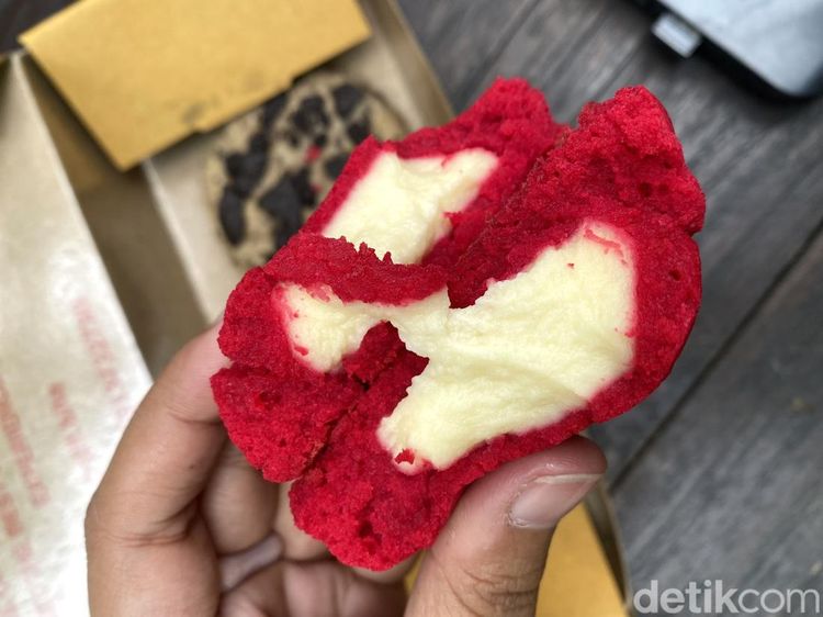 Merah Merona Cookie Bloody Mary dengan Isian Keju