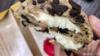 Ada juga yang varian Cookies and Cream (Rp 23.000). Varian ini menggunakan adonan cookies original, kemudian diisi dengan krim vanilla yang royal. Foto: detikcom/Riska Fitria