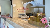 Gerai Petite Bite ini mengusung konsep open kitchen dengan eksterior yang kekinian dan terlihat estetik dengan nuansa warna krem. Foto: detikcom/Riska Fitria
