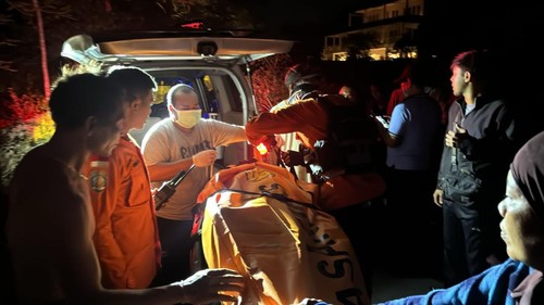 Petugas mengevakuasi mahasiswa yang tewas akibat terseret arus di Pantai Dreamland, Desa Pecatu, Kecamatan Kuta Selatan, Badung, Bali, Jumat (19/7/2024). (Dok. Basarnas Bali)
