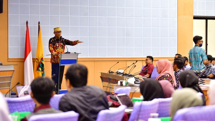 Pj Gubernur Sulsel Zudan Arif saat menghadiri Workshop Konsultatif UNESCO Metodologi Penilaian Kesiapan AI di Indonesia, di Gedung Rektorat Unhas Makassar.