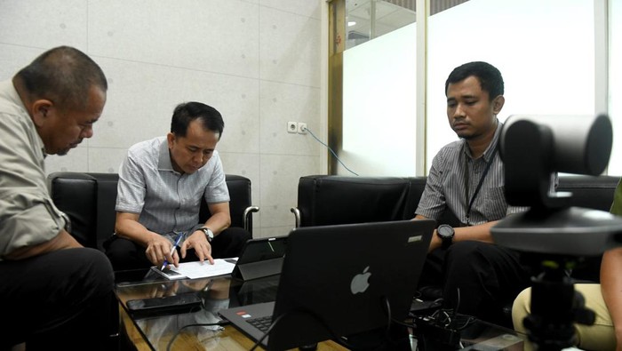 Pj Gubsu Agus Fatoni ditemani Kadis Pemuda dan Olahraga Sumut Baharuddin Siagian rakor secara virtual dengan Menko PMK Muhadjir Effendy di Bandara Kualanamu, Deli Serdang (Dok. Diskominfo Sumut)