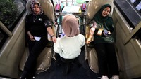 PMI melakukan aksi jemput bola dengan mendatangi pusat-pusat keramaian untuk melayani warga yang akan mendonorkan darahnya sebagai antisipasi kurangnya stok darah.