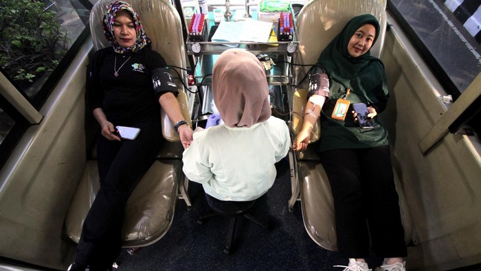 Warga menjalani pemeriksaan kesehatan gratis di Alun-alun Sidoarjo, Jawa Timur, Jumat (19/7/2024). Pemeriksaan secara berkala tersebut bertujuan untuk mengetahui status kesehatan dan deteksi dini penyakit atau gejala penyakit yang berpotensi membahayakan. ANTARA FOTO/Umarul Faruq/aww.