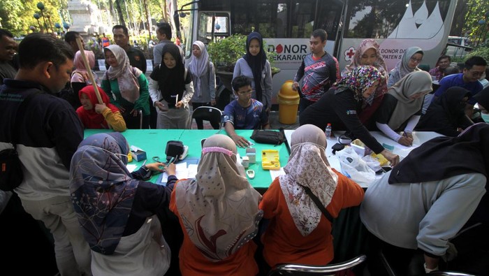 Warga menjalani pemeriksaan kesehatan gratis di Alun-alun Sidoarjo, Jawa Timur, Jumat (19/7/2024). Pemeriksaan secara berkala tersebut bertujuan untuk mengetahui status kesehatan dan deteksi dini penyakit atau gejala penyakit yang berpotensi membahayakan. ANTARA FOTO/Umarul Faruq/aww.