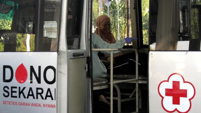 Warga menjalani pemeriksaan kesehatan gratis di Alun-alun Sidoarjo, Jawa Timur, Jumat (19/7/2024). Pemeriksaan secara berkala tersebut bertujuan untuk mengetahui status kesehatan dan deteksi dini penyakit atau gejala penyakit yang berpotensi membahayakan. ANTARA FOTO/Umarul Faruq/aww.