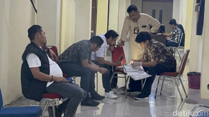 Polisi memeriksa dokumen arsip dari gudang arsip di gedung Wali Kota Parepare.
