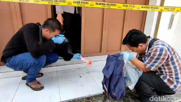 Polisi saat melakukan olah TKP perampokan di Indramayu