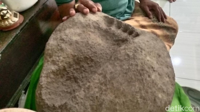 Potret batu tapak ditemukan di sekitar situs Syaikh Dampoe Awang di Desa Sudimampir, Kecamatan Balongan, Kabupaten Indramayu.