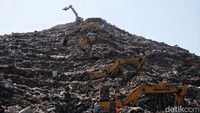 Ketinggian gunung sampah kian mengkhawatirkan di TPST Bantar Gebang.