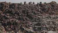 Tampak sejumlah pemulung mencari barang bekas di tumpukan sampah kawasan Tempat Pengolahan Sampah Terpadu Bantar Gebang.