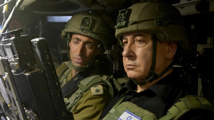 Potret Netanyahu Pakai Rompi Anti Peluru Sidak Pasukan di Gaza Selatan Israeli Prime Minister Benjamin Netanyahu visits Israeli soldiers in Rafah, in the southern Gaza Strip, in this handout picture from July 18, 2024. Avi Ohayon/GPO/Handout via Reuters THIS IMAGE HAS BEEN SUPPLIED BY A THIRD PARTY