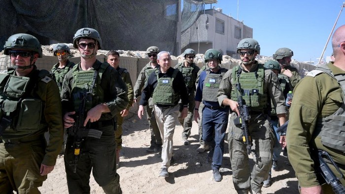 Israeli Prime Minister Benjamin Netanyahu visits Israeli soldiers in Rafah, in the southern Gaza Strip, in this handout picture from July 18, 2024. Avi Ohayon/GPO/Handout via Reuters  THIS IMAGE HAS BEEN SUPPLIED BY A THIRD PARTY