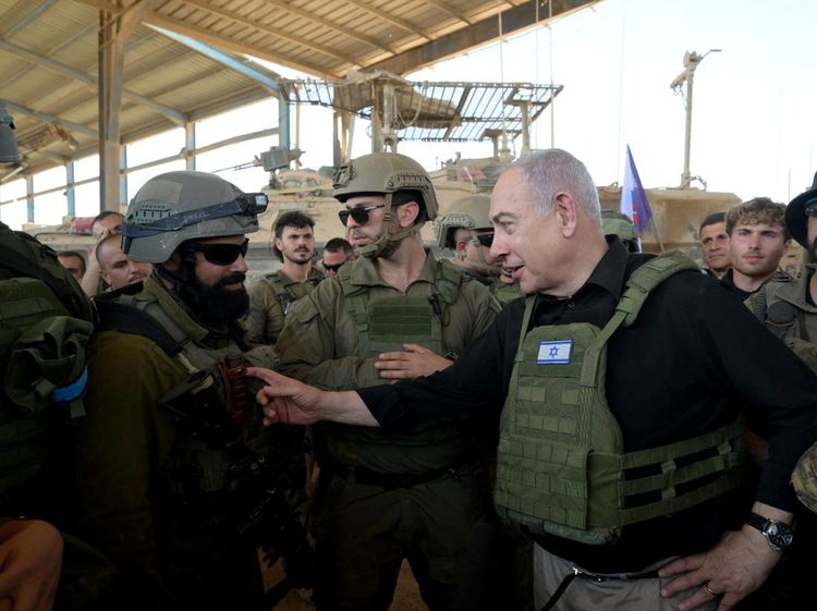 Potret Netanyahu Pakai Rompi Anti Peluru Sidak Pasukan di Gaza Selatan