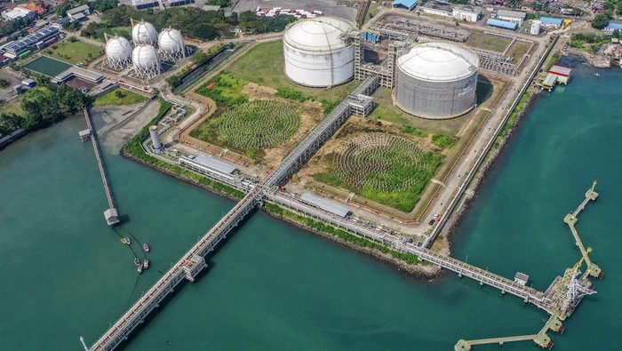 Potret Terminal LPG Tanjung Sekong yang Berhasil Jaga BOR hingga 57 Persen Pekerja memonitoring saat bongkar muat gas di Terminal LPG Tanjung Sekong, Kota Cilegon, Banten, Jumat (19/7/2024). Terminal LPG Tanjung Sekong tersebut berhasil menjaga penggunaan dermaga atau Berth Occupancy Ratio (BOR) hingga 57 persen dan berhasil mendorong tingkat bongkar muat 11 persen lebih tinggi dari target di Rencana Kerja Anggaran Perusahaan (RKAP) 2024. ANTARA FOTO/Asprilla Dwi Adha/Spt.