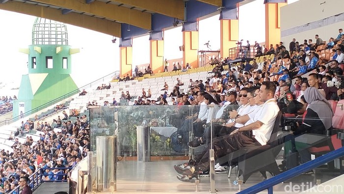 Presiden Joko Widodo (Jokowi) menghadiri pembukaan Piala Presiden 2024 di Stadion Si Jalak Harupat, Kabupaten Bandung, Jumat (19/7/2024).