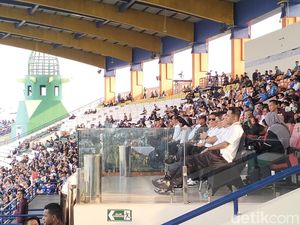 Jokowi Nonton Langsung Laga Persib Vs PSM Makassar
