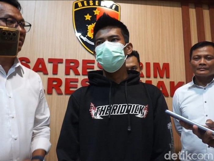 Pria berinisial AE (20, jaket hitam) pelaku pembunuhan mayat ABG bertato kupu-kupu di Demak ditangkap polisi, Jumat (19/7/2024).