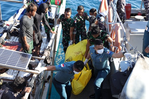 Proses evakuasi jenazah FF nakhoda kapal dari Kapal KMN Halifah Sarifa 01. (Dok. Dispen Lantamal VII Kupang)