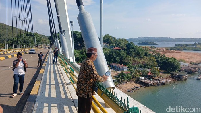 Proses rukiah dan penyiraman air di Jembatan Barelang Batam, Kepulauan Riau. (Alamudin Hamapu/detikSumut)