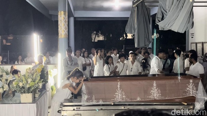 Prosesi kremasi Dali Wassink di Krematorium Kertha Semadi, Kuta Selatan, Badung, Bali, pada Jumat (19/07/2024). (Foto: Ida Bagus Putu Mahendra/detikBali)