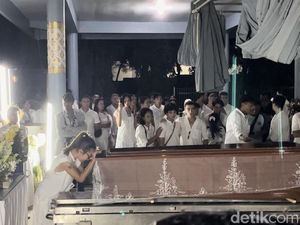 Suara Knalpot dan Lagu Bob Marley Iringi Kremasi Suami Jennifer Coppen di Bali