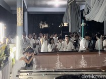 4 Momen Sendu Penghormatan Terakhir-Kremasi Suami Jennifer Coppen, Dali Wassink