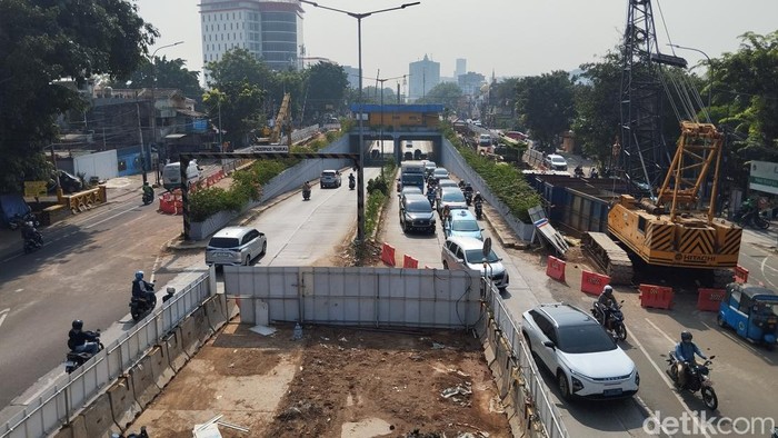 Hambatan Arus Lalu Lintas di Sekitar Underpass Pramuka Akibat Proyek LRT Jakarta