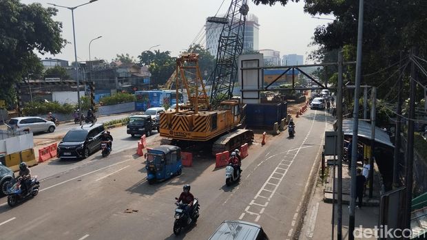 Proyek LRT Jakarta Fase 1B rute Velodrome-Manggarai terus dikebut. Arus lalu lintas di sekitar lokasi proyek di Jalan Pramuka terpantau tersendat (Fawdi/detikcom)
