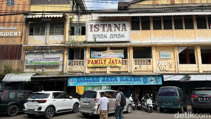Pusat perbelanjaan di kawasan Pasar Jambi.