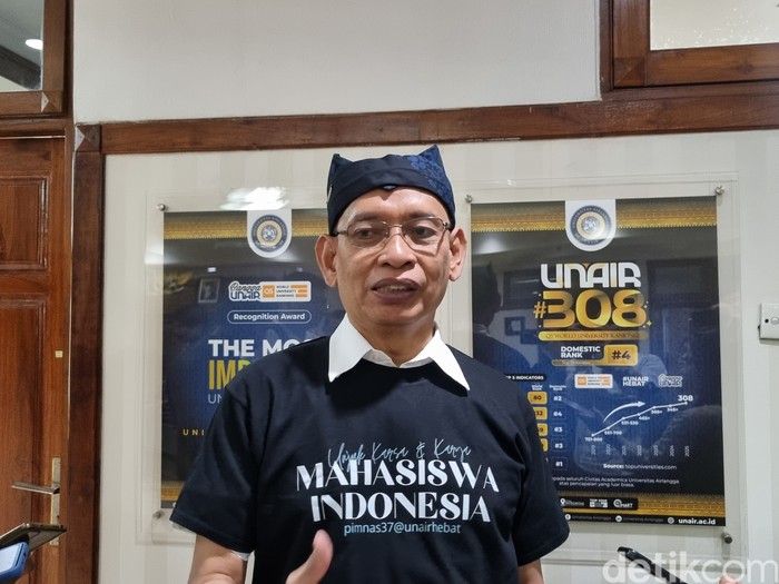 Rektor Unair Prof Mohammad Nasih usai kick off launching logo, maskot dan theme song PIMNAS-37 di Kampus C.