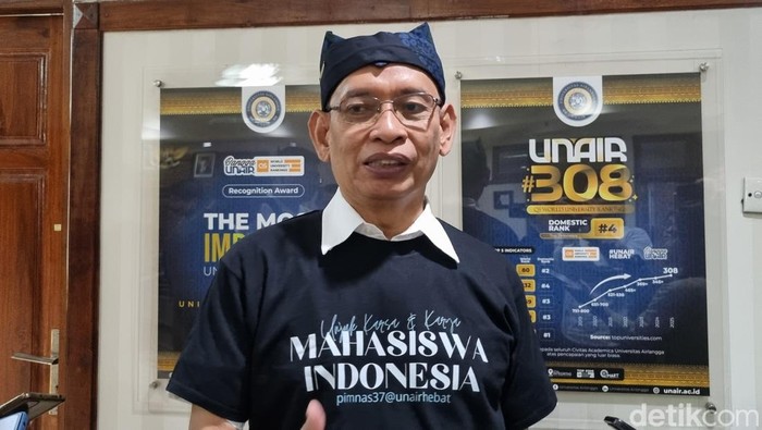 Rektor Unair Prof Mohammad Nasih usai kick off launching logo, maskot dan theme song PIMNAS-37 di Kampus C.
