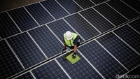 Teknisi melakukan pemeriksaan panel surya di Gedung Dirjen Ketenagalistrikan Kementerian ESDM, Jakarta, Jumat  (19/7/2024).  