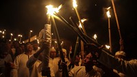 Sejumlah warga menyalakan obor dalam prosesi ritual adat Kololi Gam atau mengelilingi kampung di Desa Wisata Akebay Pulau Maitara Maluku Utara, Kamis (18/7/2024). 