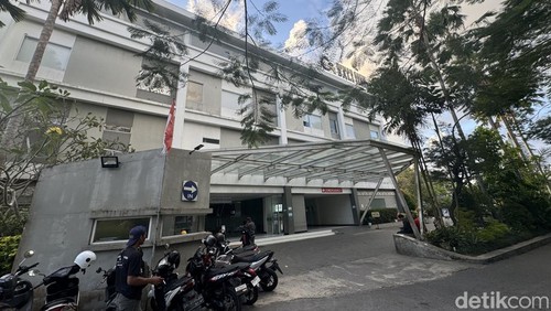 RS Bali Jimbaran, tempat Oktraman Mendrosap dirawat. Oktraman adalah salah satu korban helikopter jatuh di kawasan Pantai Suluban, Desa Pecatu, Kecamatan Kuta Selatan, Badung, Jumat (19/7/2024). (I Nyoman Adhisthaya Sawitra/detikBali)